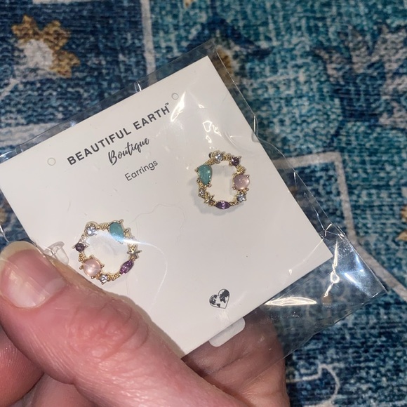 🆕BEAUTIFUL EARTH Floral Wreath Earrings - Picture 5 of 8